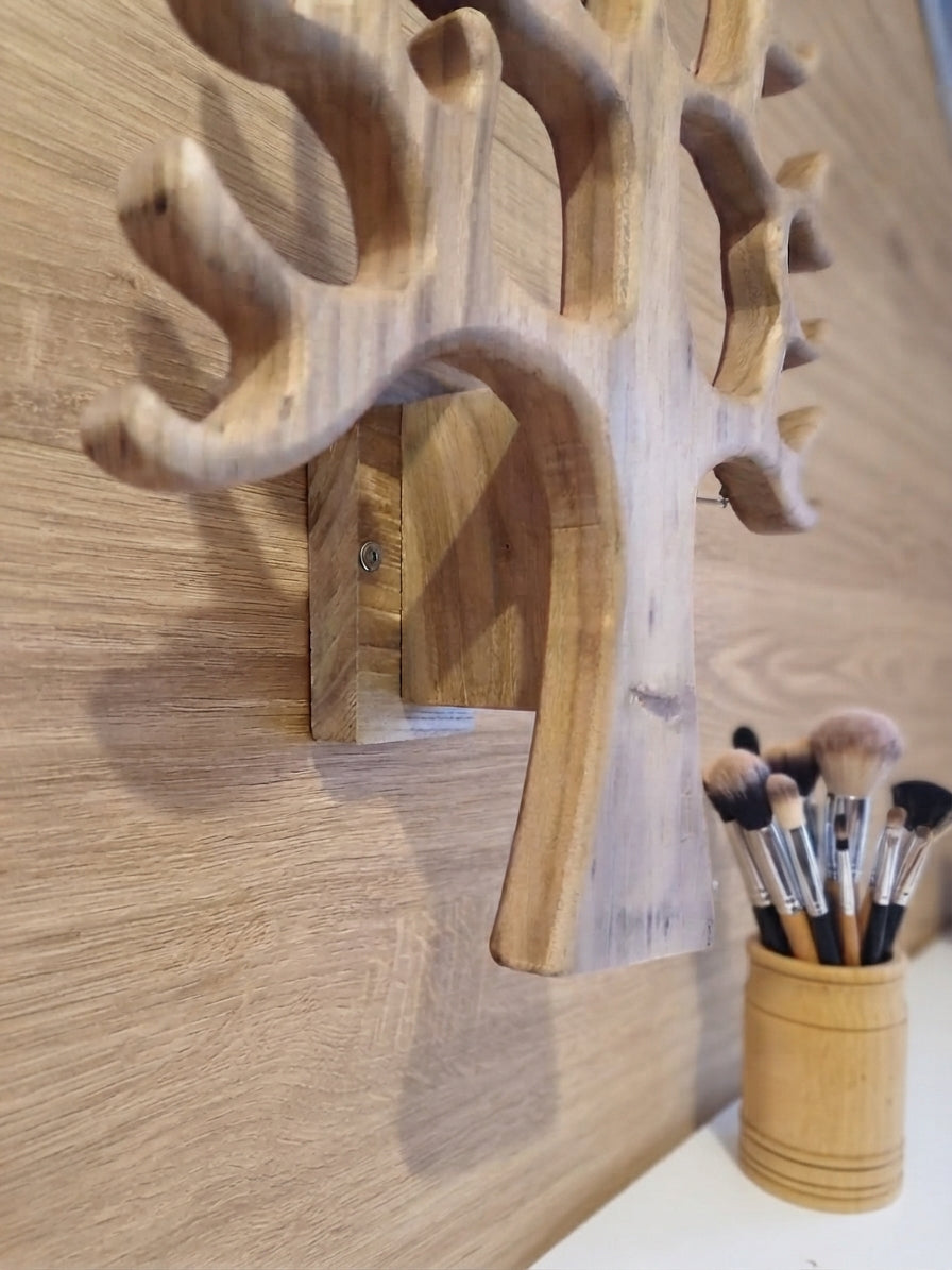 Vue de côté de l’arbre à bijoux en bois montrant sa fixation murale