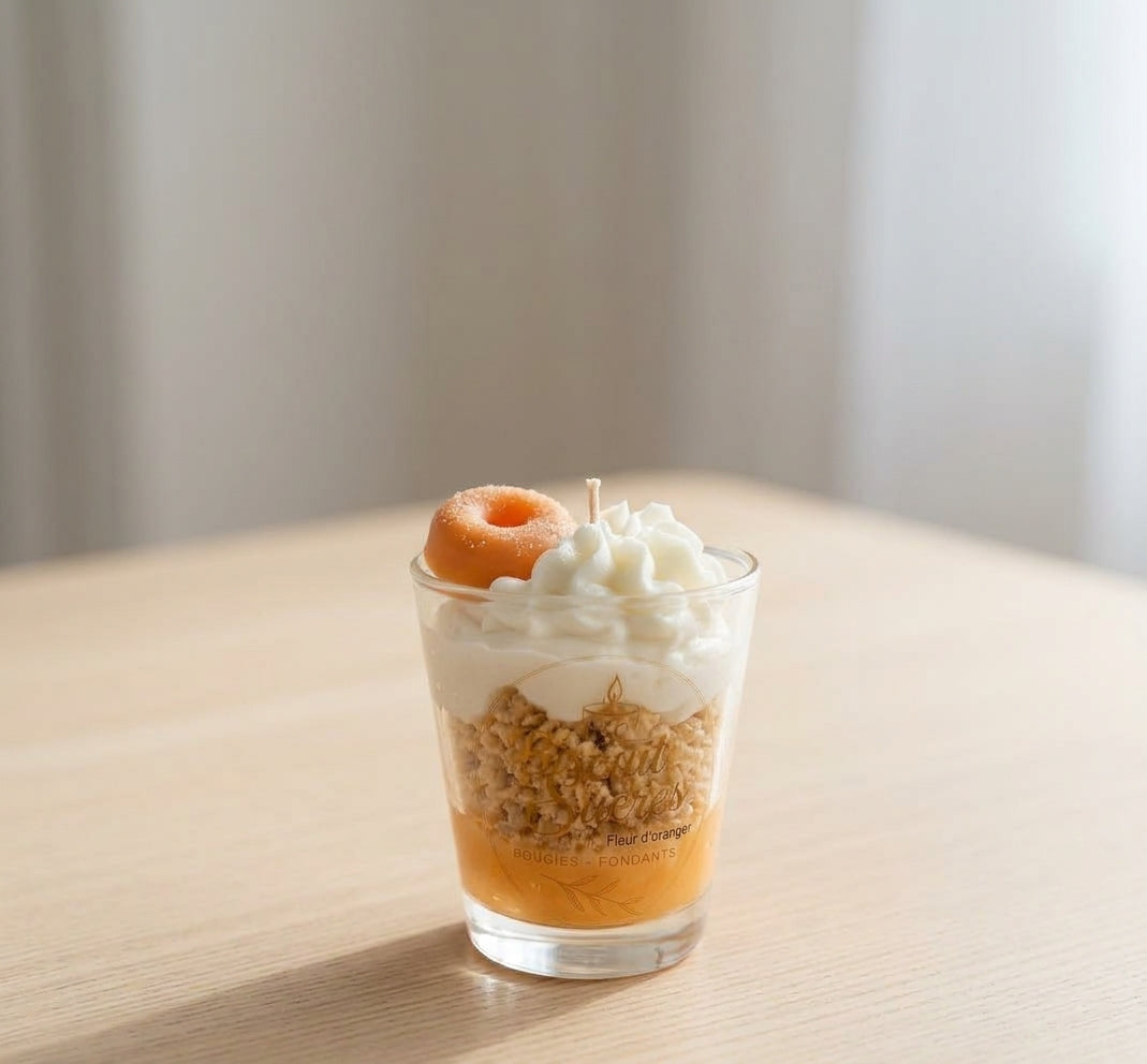 Bougie Éclat Fleur d’oranger dans un verre, avec décor orange et façon chantilly