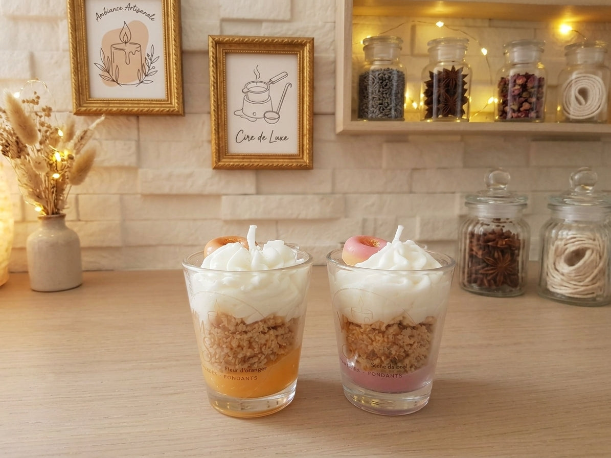 Deux bougies Éclat orange et rose dans des verres, avec décor façon chantilly
