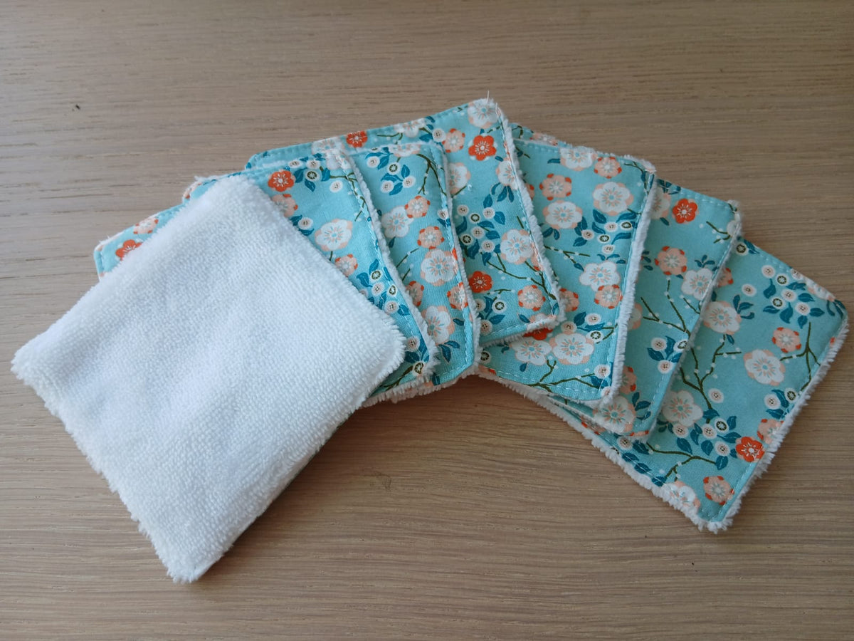 Lingettes démaquillantes lavables en éventail, avec face fleurie bleue et face éponge blanche