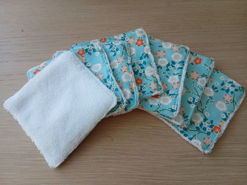 Lingettes démaquillantes lavables en éventail, avec face fleurie bleue et face éponge blanche