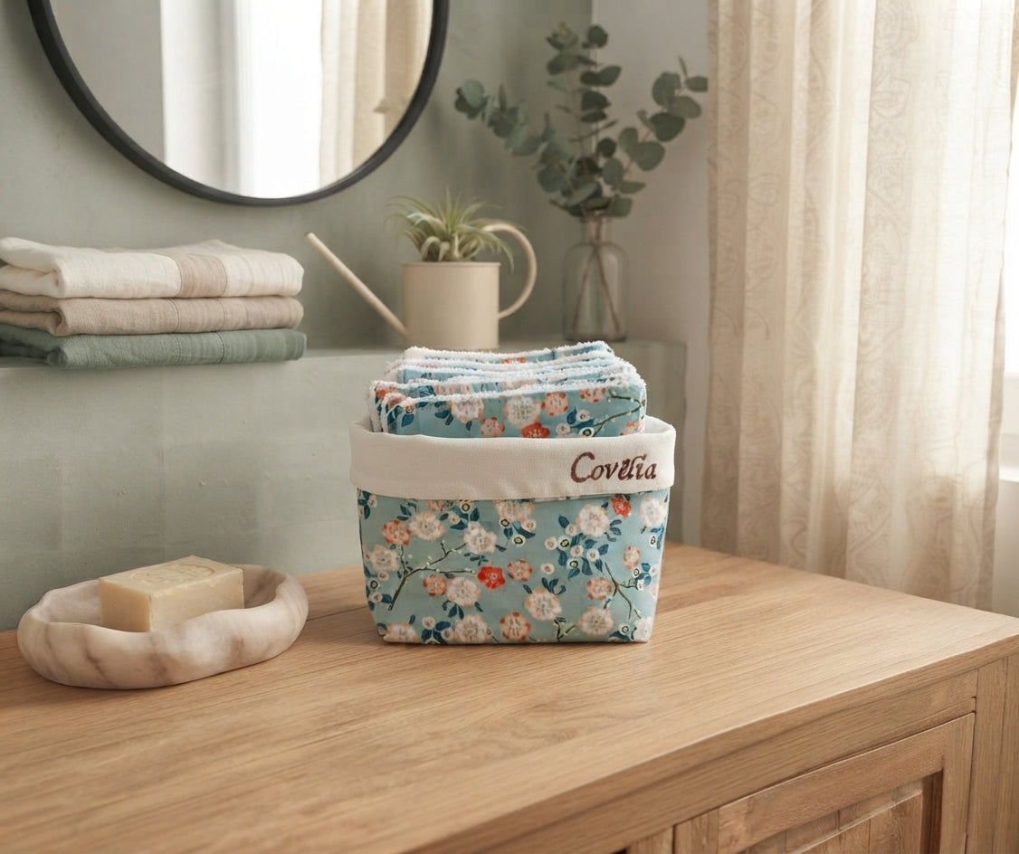 Lingettes démaquillantes lavables en bambou et coton rangées dans une panière fleurie bleue brodée Covélia 