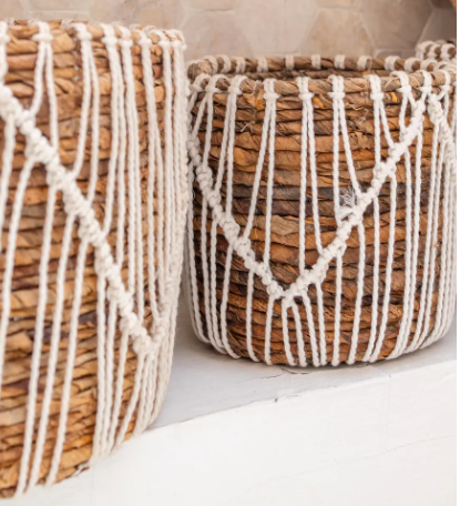 Détail du panier tréssé Oris en fibre de bananier et cordons blancs
