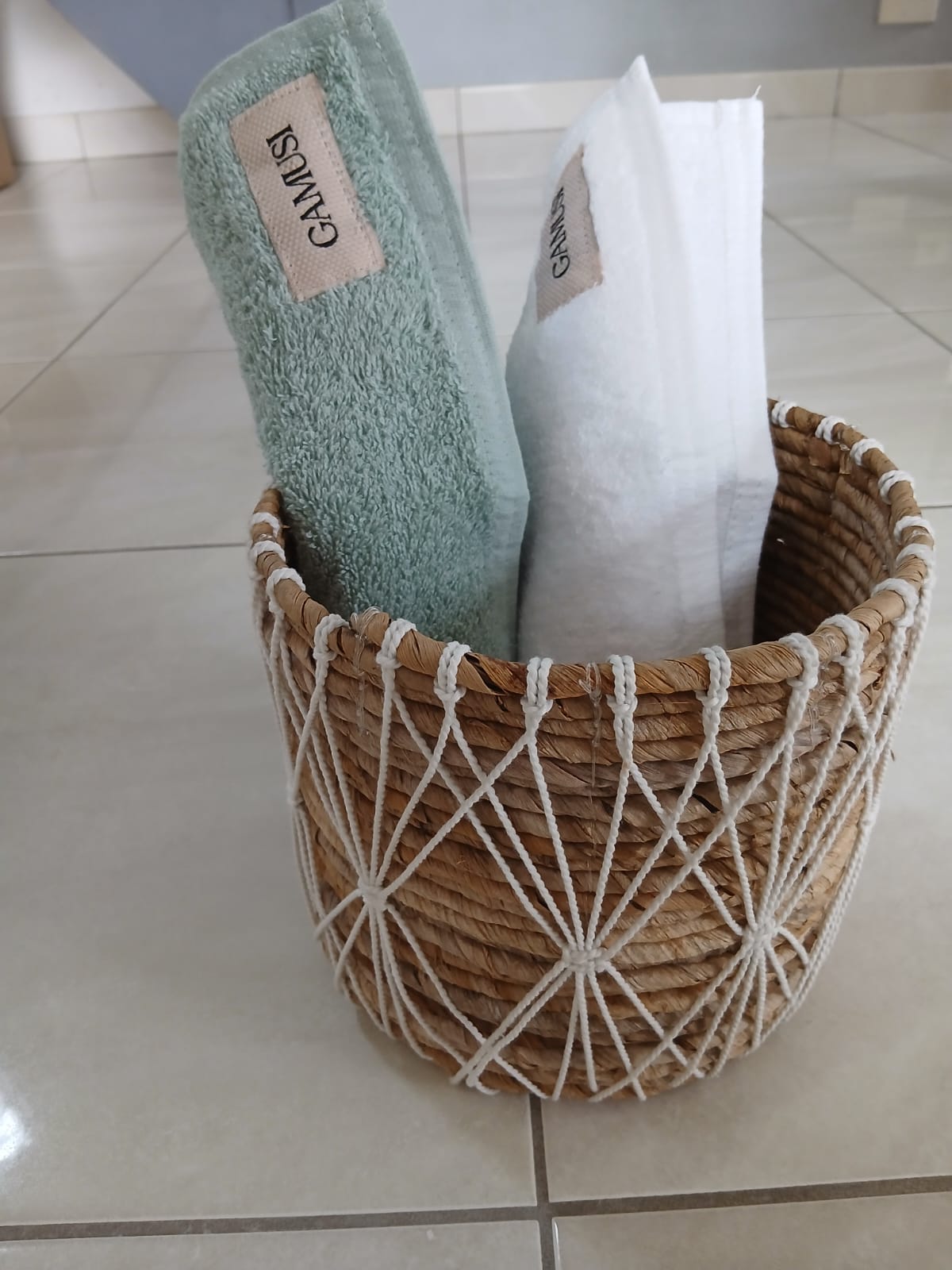 Panier Muko tressé en fibre de bananier avec laçage blanc et serviettes