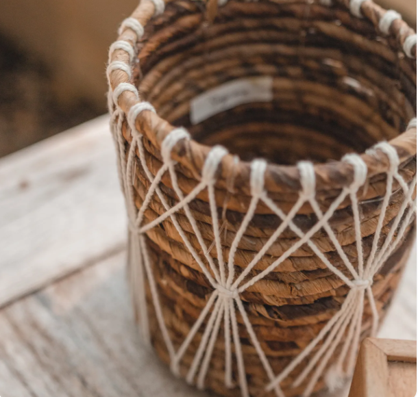 Détail du tressage en fibre de bananier et du laçage en coton des paniers Muko